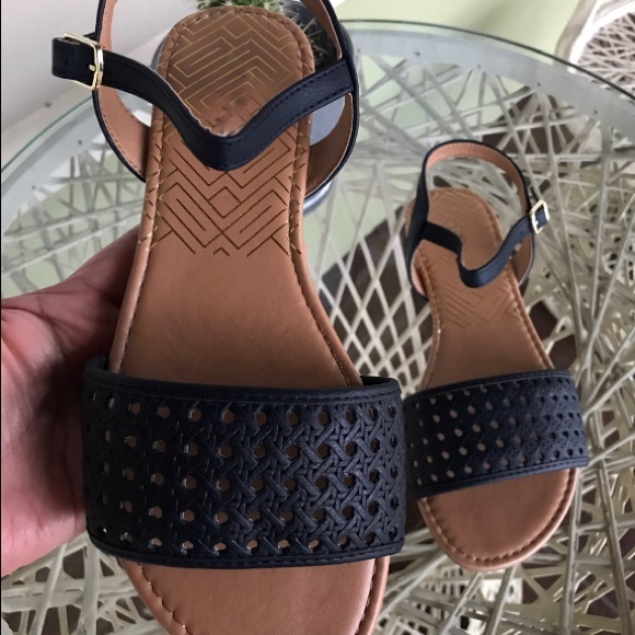 New black woven texture sandals 8.5 left - Picture 5 of 8